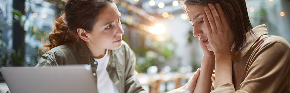 femmes anxieuse ordinateur