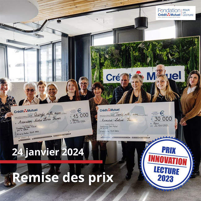 groupe personne tenant 2 cheques - 24 janvier - remise des prix - prix innovation lecture - fondation du crédit mutuel pour la lecture